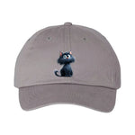 Une casquette dadhat gris ornée du motif #0001 motif représentant un chat