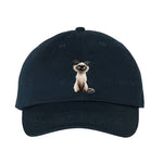 Une casquette dadhat marine ornée du motif #0027 motif représentant un chat