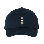 Une casquette dadhat marine ornée du motif #0030 motif représentant un chat