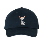 Une casquette dadhat marine ornée du motif #0052 motif représentant un chat