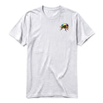 Un T-shirt gris cendré à manches courtes et col rond, orné d'un motif représentant un arthropod sur la poitrine gauche.