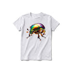 Un T-shirt gris cendré à manches courtes et col rond pour jeune, orné d'un motif représentant un arthropode sur le devant.