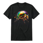 Un T-shirt noir à manches courtes et col rond, orné d'un motif représentant un arthropod sur le devant.