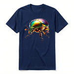 Un T-shirt marine à manches courtes et col rond, orné d'un motif représentant un arthropod sur le devant.