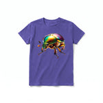 Un T-shirt violet à manches courtes et col rond pour jeune, orné d'un motif représentant un arthropode sur le devant.