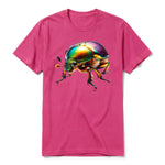 Un T-shirt framboise à manches courtes et col rond, orné d'un motif représentant un arthropod sur le devant.