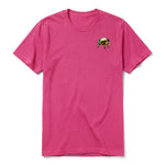 Un T-shirt framboise à manches courtes et col rond, orné d'un motif représentant un arthropod sur la poitrine gauche.