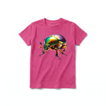 Un T-shirt framboise à manches courtes et col rond pour jeune, orné d'un motif représentant un arthropode sur le devant.