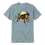 Un T-shirt sauge à manches courtes et col rond, orné d'un motif représentant un arthropod sur le devant.