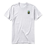 Un T-shirt gris cendré à manches courtes et col rond, orné d'un motif représentant un arthropod sur la poitrine gauche.