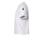 Un T-shirt gris cendré à manches courtes et col rond, orné d'un motif représentant un arthropode sur le haut de la manche gauche.