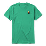 Un T-shirt kelly à manches courtes et col rond, orné d'un motif représentant un arthropod sur la poitrine gauche.