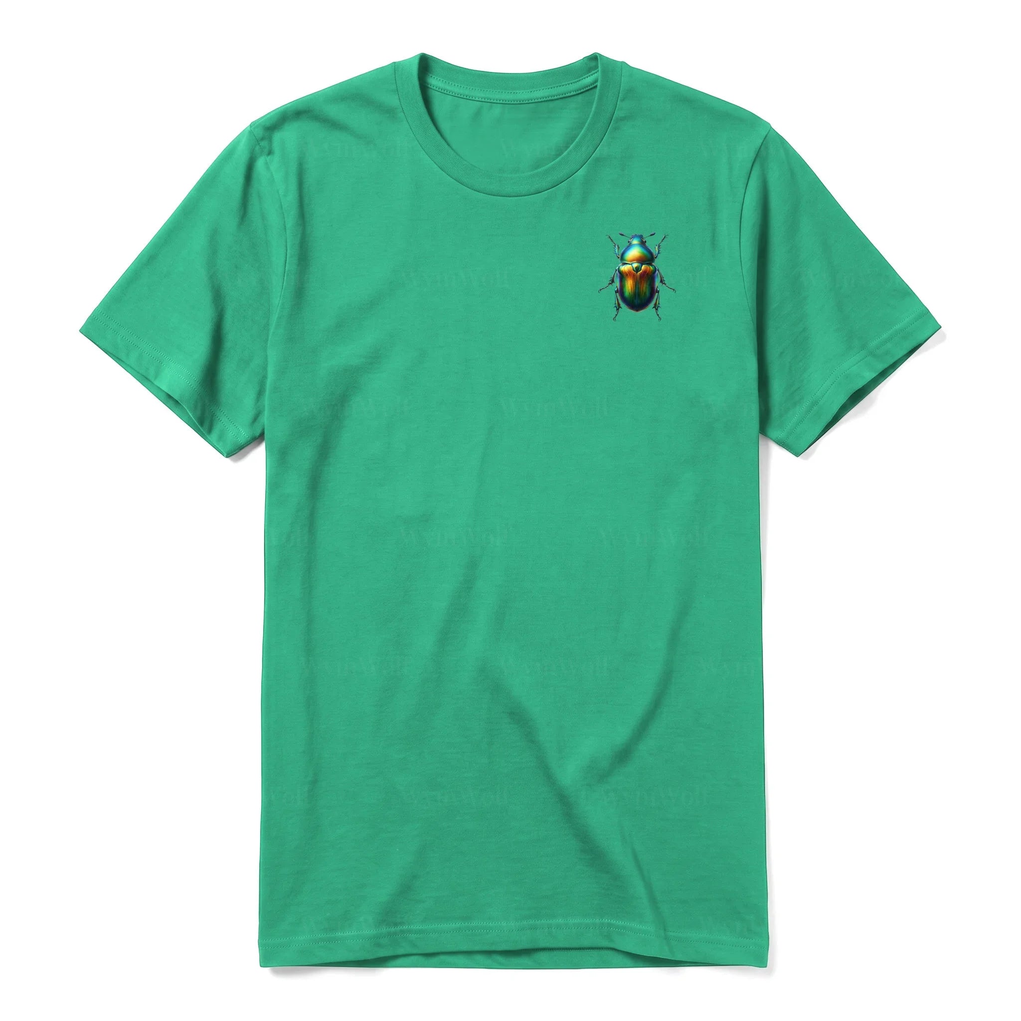 Un T-shirt kelly à manches courtes et col rond, orné d'un motif représentant un arthropod sur la poitrine gauche.