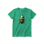 Un T-shirt kelly à manches courtes et col rond pour jeune, orné d'un motif représentant un arthropode sur le devant.