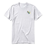 Un T-shirt gris cendré à manches courtes et col rond, orné d'un motif représentant un arthropod sur la poitrine gauche.