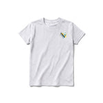 Un T-shirt gris cendré à manches courtes et col rond pour jeune, orné d'un motif représentant un arthropode sur la poitrine gauche.