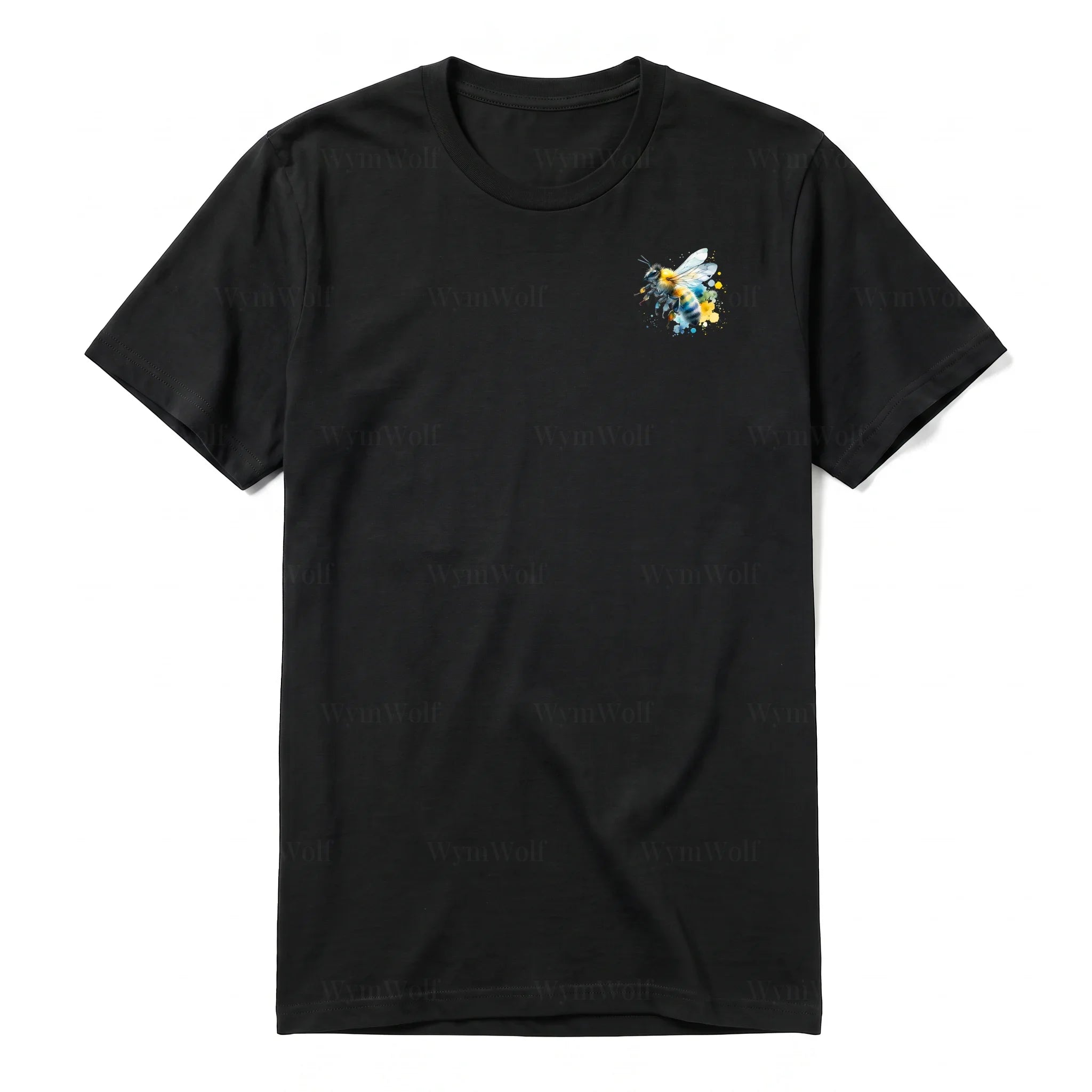 Un T-shirt noir à manches courtes et col rond, orné d'un motif représentant un arthropod sur la poitrine gauche.