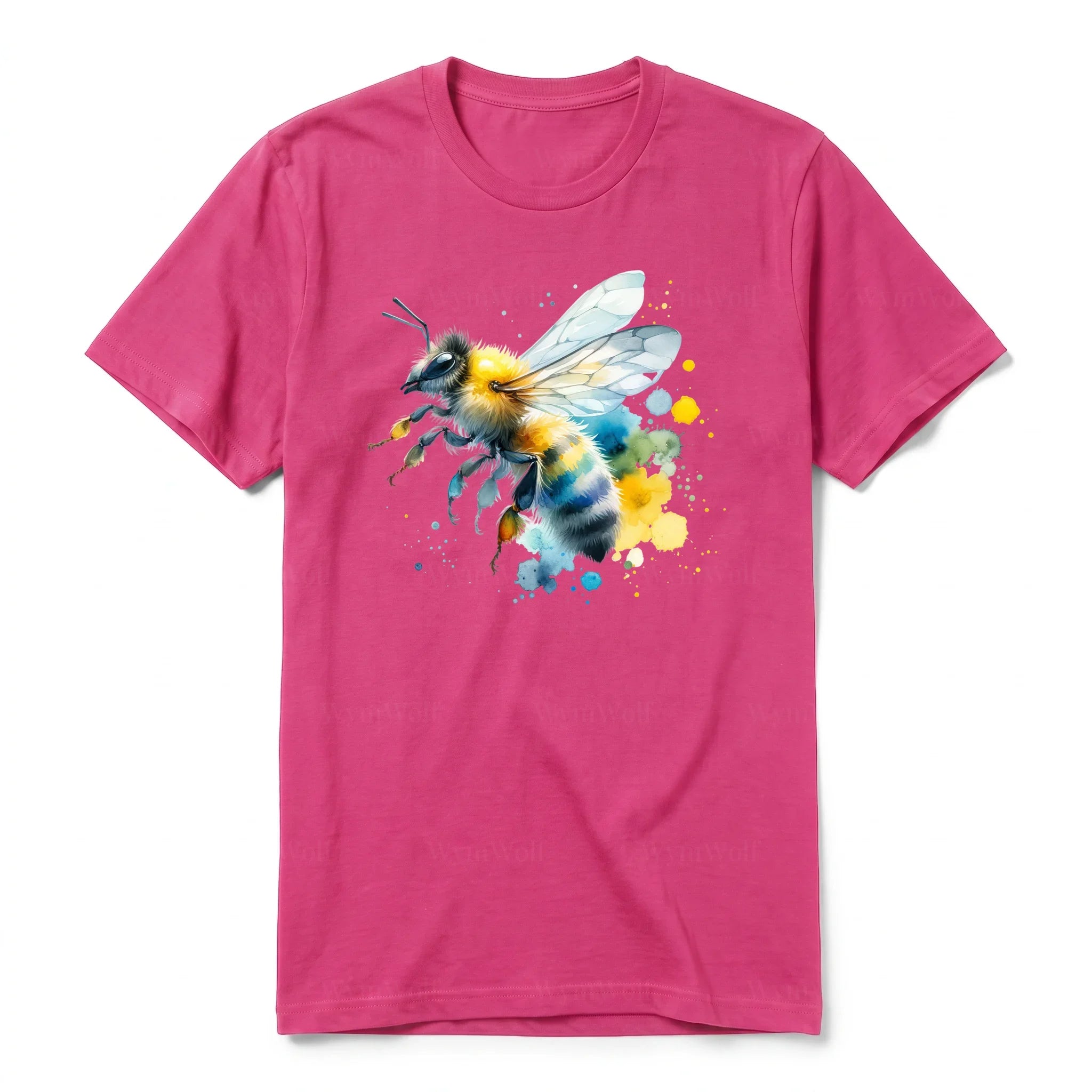 Un T-shirt framboise à manches courtes et col rond, orné d'un motif représentant un arthropod sur le devant.