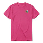 Un T-shirt framboise à manches courtes et col rond, orné d'un motif représentant un arthropod sur la poitrine gauche.