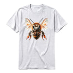 Un T-shirt gris cendré à manches courtes et col rond, orné d'un motif représentant un arthropod sur le devant.