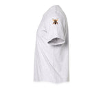 Un T-shirt gris cendré à manches courtes et col rond, orné d'un motif représentant un arthropode sur le haut de la manche gauche.