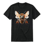 Un T-shirt noir à manches courtes et col rond, orné d'un motif représentant un arthropod sur le devant.