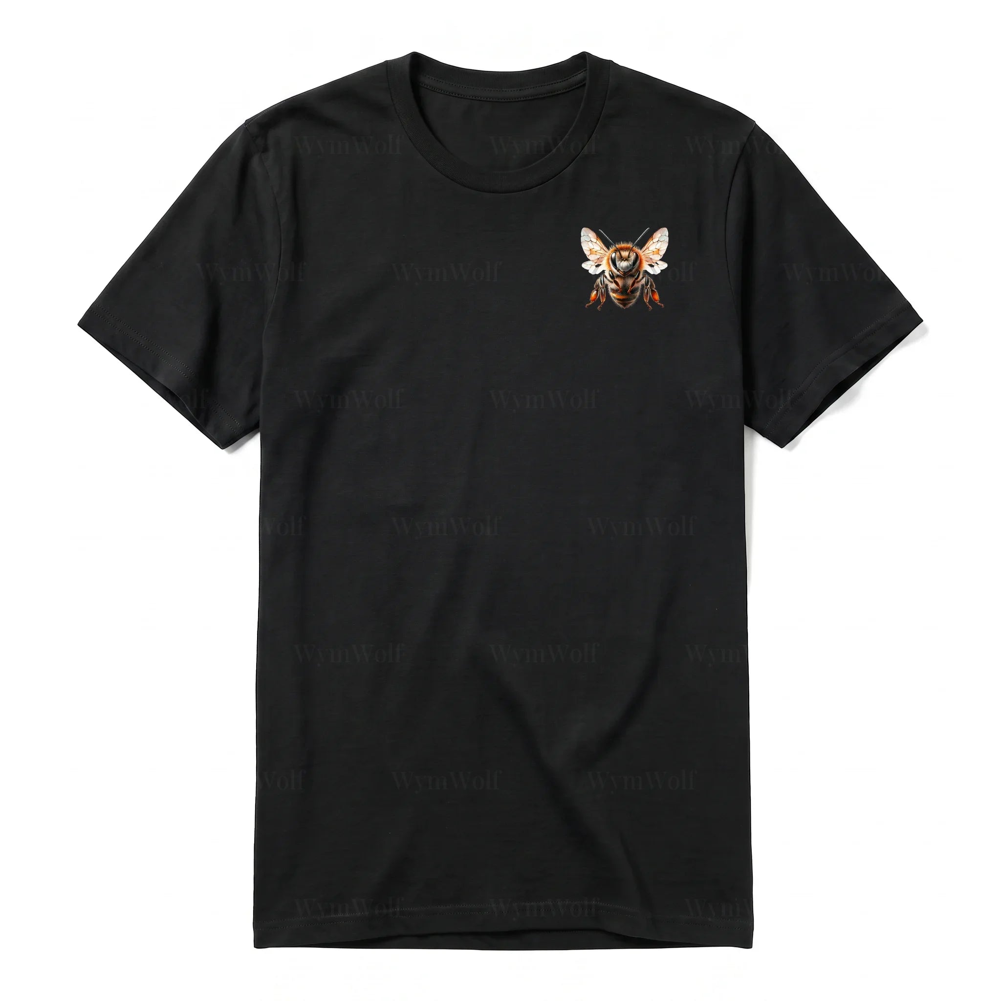 Un T-shirt noir à manches courtes et col rond, orné d'un motif représentant un arthropod sur la poitrine gauche.