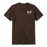 Un T-shirt chocolat à manches courtes et col rond, orné d'un motif représentant un arthropod sur la poitrine gauche.