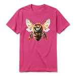 Un T-shirt framboise à manches courtes et col rond, orné d'un motif représentant un arthropod sur le devant.