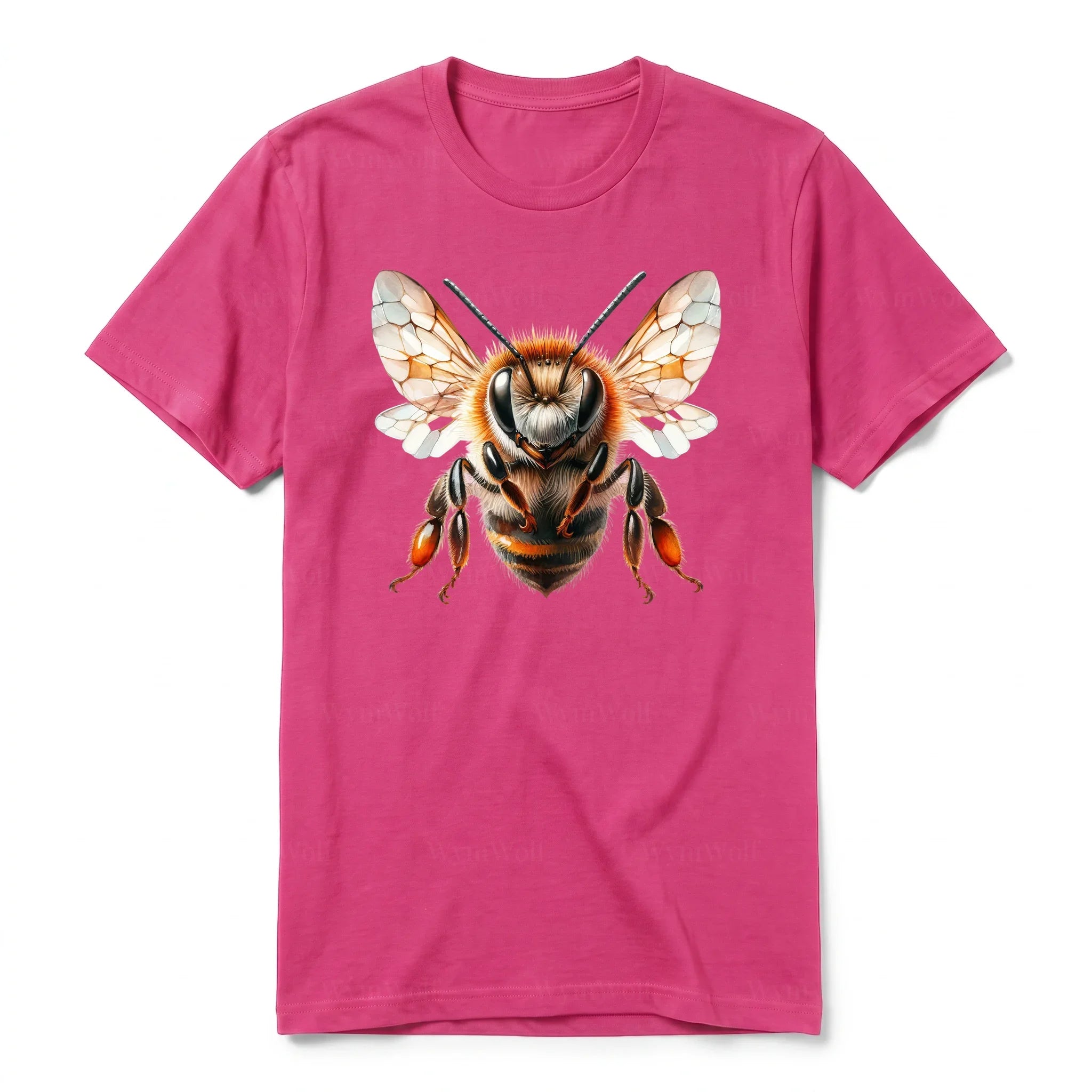Un T-shirt framboise à manches courtes et col rond, orné d'un motif représentant un arthropod sur le devant.