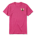 Un T-shirt framboise à manches courtes et col rond, orné d'un motif représentant un arthropod sur la poitrine gauche.
