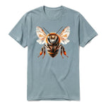 Un T-shirt sauge à manches courtes et col rond, orné d'un motif représentant un arthropod sur le devant.