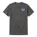 Un T-shirt charbon à manches courtes et col rond, orné d'un motif représentant un arthropod sur la poitrine gauche.