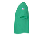 Un T-shirt kelly à manches courtes et col rond, orné d'un motif représentant un arthropode sur le haut de la manche gauche.