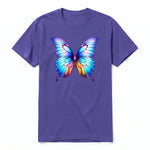 Un T-shirt violet à manches courtes et col rond, orné d'un motif représentant un arthropod sur le devant.