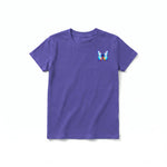 Un T-shirt violet à manches courtes et col rond pour jeune, orné d'un motif représentant un arthropode sur la poitrine gauche.