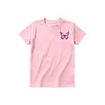 Un T-shirt rose à manches courtes et col rond pour jeune, orné d'un motif représentant un arthropode sur la poitrine gauche.