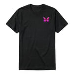 Un T-shirt noir à manches courtes et col rond, orné d'un motif représentant un arthropod sur la poitrine gauche.