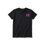 Un T-shirt noir à manches courtes et col rond pour jeune, orné d'un motif représentant un arthropode sur la poitrine gauche.