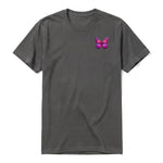Un T-shirt charbon à manches courtes et col rond, orné d'un motif représentant un arthropod sur la poitrine gauche.