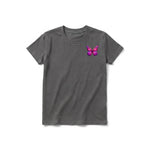 Un T-shirt charbon à manches courtes et col rond pour jeune, orné d'un motif représentant un arthropode sur la poitrine gauche.