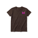 Un T-shirt chocolat à manches courtes et col rond pour jeune, orné d'un motif représentant un arthropode sur la poitrine gauche.