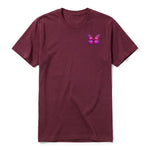 Un T-shirt marron à manches courtes et col rond, orné d'un motif représentant un arthropod sur la poitrine gauche.