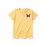 Un T-shirt moutarde à manches courtes et col rond pour jeune, orné d'un motif représentant un arthropode sur la poitrine gauche.