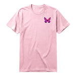 Un T-shirt rose à manches courtes et col rond, orné d'un motif représentant un arthropod sur la poitrine gauche.