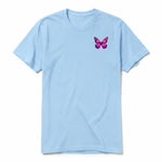 Un T-shirt poudre à manches courtes et col rond, orné d'un motif représentant un arthropod sur la poitrine gauche.