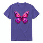 Un T-shirt violet à manches courtes et col rond, orné d'un motif représentant un arthropod sur le devant.