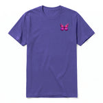 Un T-shirt violet à manches courtes et col rond, orné d'un motif représentant un arthropod sur la poitrine gauche.