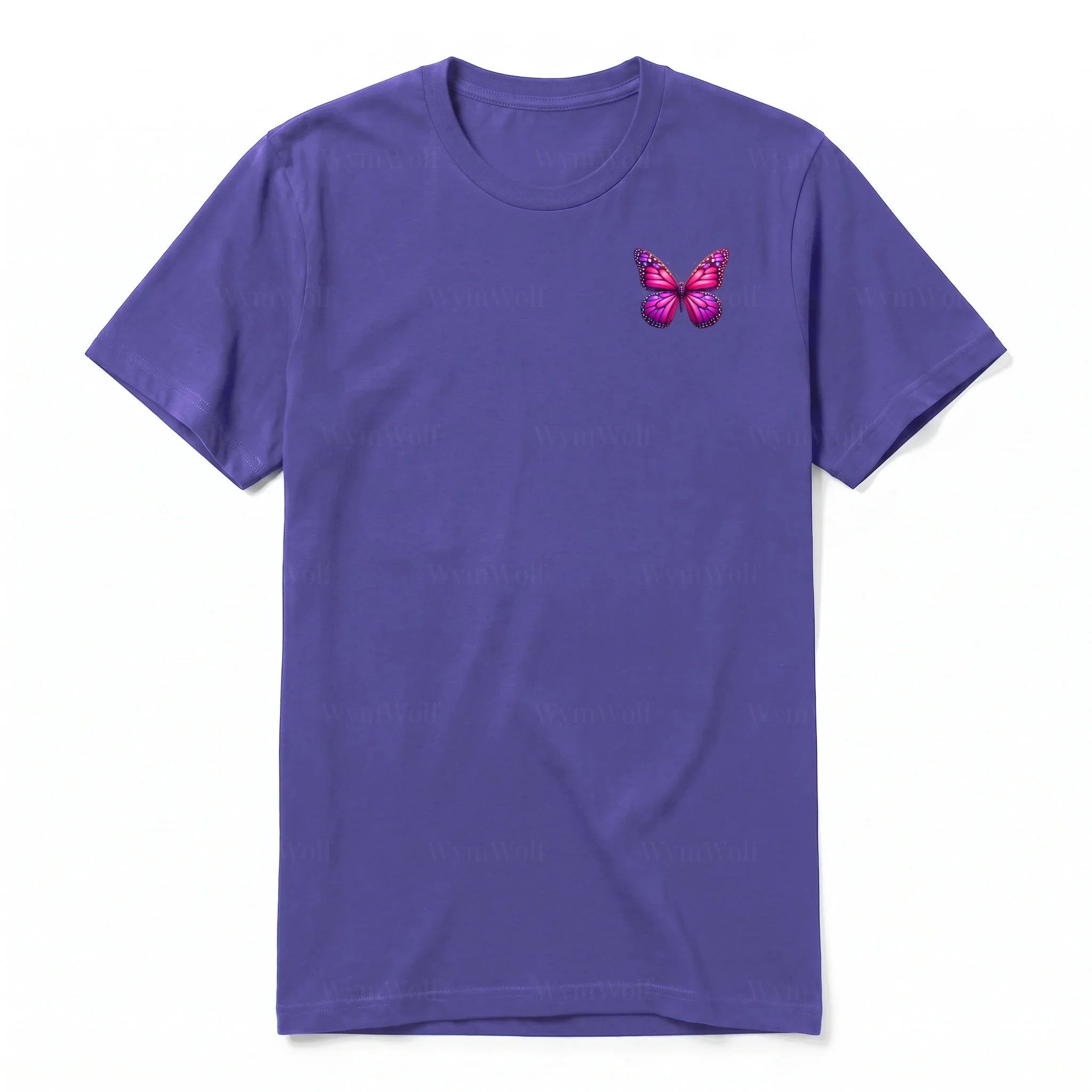 Un T-shirt violet à manches courtes et col rond, orné d'un motif représentant un arthropod sur la poitrine gauche.