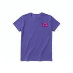 Un T-shirt violet à manches courtes et col rond pour jeune, orné d'un motif représentant un arthropode sur la poitrine gauche.